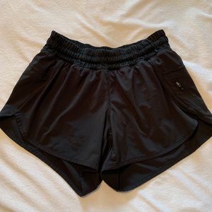 Lululemon Tracker IV short. Size 6-Great condition